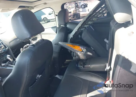 2018 Ford Focus Titanium z USA, uszkodzony, nr VIN 1FADP3J25JL332052